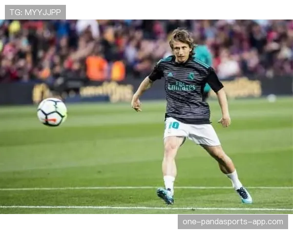 C罗新宠豪车开上街，路人直接飙车都得靠边站！