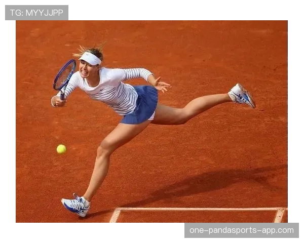 刷到莎拉波娃的日常：泳池边开会、床头放礼服和网球拍，普通人看了心态崩