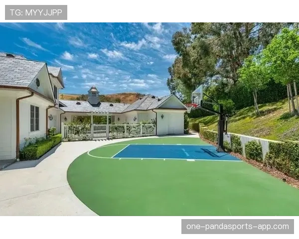 勒布朗家里那车库？比好多豪宅还豪 华，普通人想进去都不敢信！